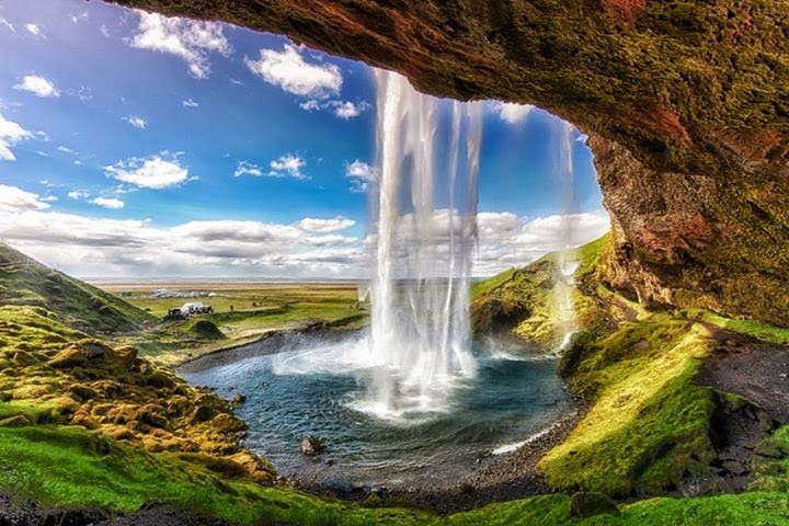 A cachoeira de Seljalandsfoss, na Islândia, tem queda de 60 metros e é uma das mais visitadas no país nórdico (Foto: Reprodução)