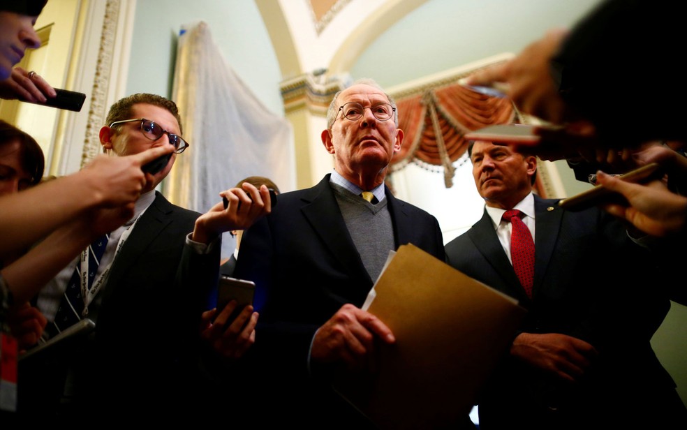 O senador republicano Lamar Alexander fala a jornalistas após reunião sobre acordo em relação ao Obamacare no Capitólio em Washington, na terça (17) (Foto: Reuters/Eric Thayer)