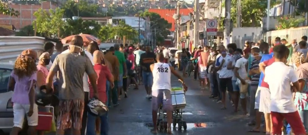 Com nova parcela do aux&iacute;lio emergencial, ag&ecirc;ncia da Caixa em Periperi amanhece com filas &mdash; Foto: Reprodu&ccedil;&atilde;o/TV Bahia