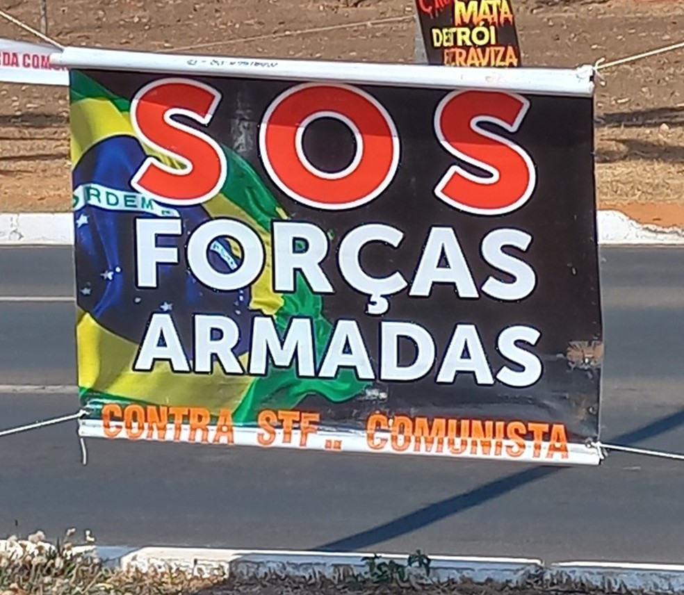 Cartazes pedem faxina no STF e socorro para Forças Armadas na véspera do 7/09 em Brasília  — Foto: Bela Megale/O GLOBO