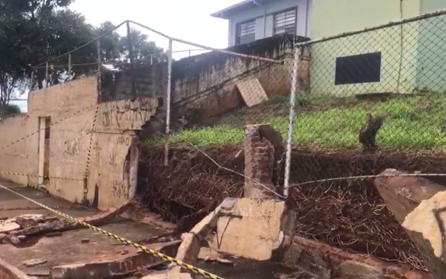 Muro de escola desaba após forte chuva em Ribeirão Preto, SP