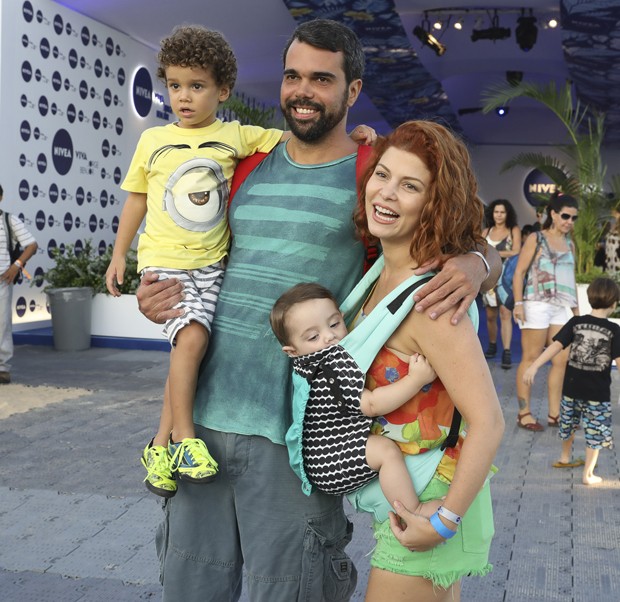 Bárbara Borges com o marido, Pedro Delfino, e os filhos Martin e Theo (Foto: Felipe Panfilli/AgNews)