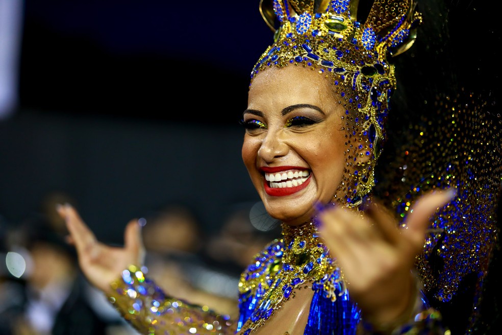 Rainha de bateria da Águia de Ouro, Cinthia Santos (Foto: Marcelo Brandt/G1)
