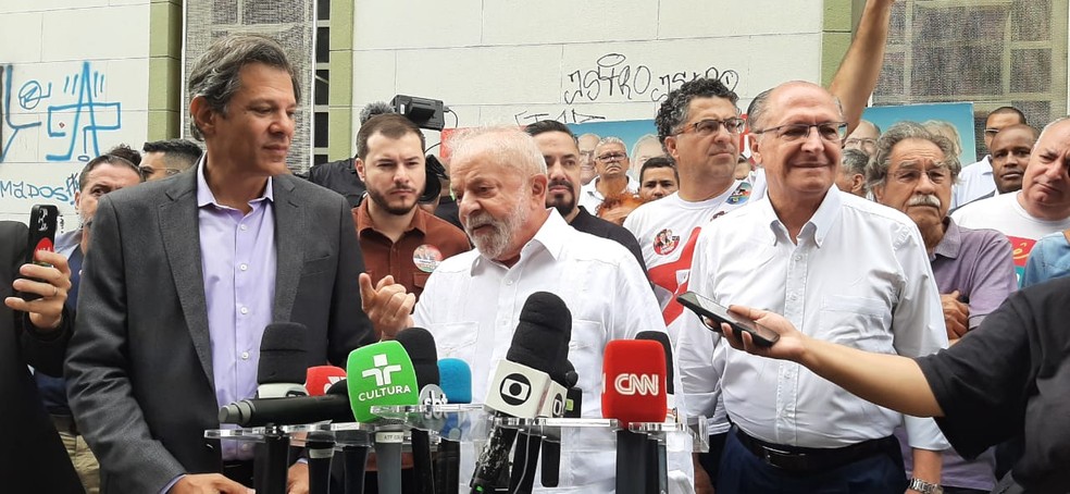 O candidato do PT, Lula, durante entrevista em Guarulhos, na Grande São Paulo — Foto: Luiza Vaz/TV Globo