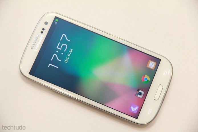 Samsung Galaxy S3 veio com Gorilla Glass 2 (Foto: Allan Melo/TechTudo)