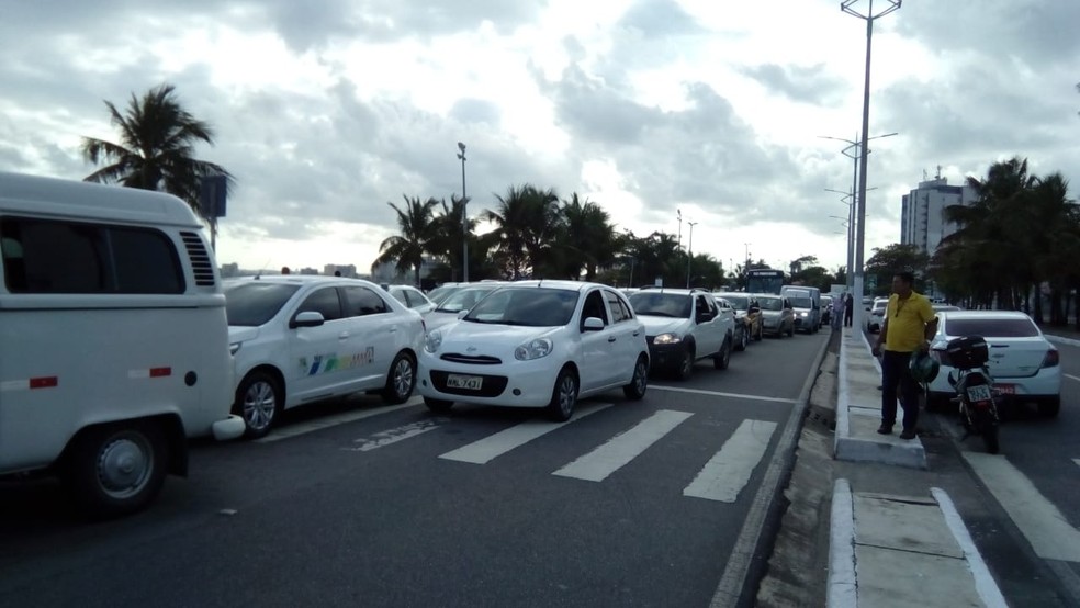 O trânsito em frente ao Estacionamento de Jaraguá ficou congestionado por conta da ocorrência (Foto: Roberta Cólen/G1)