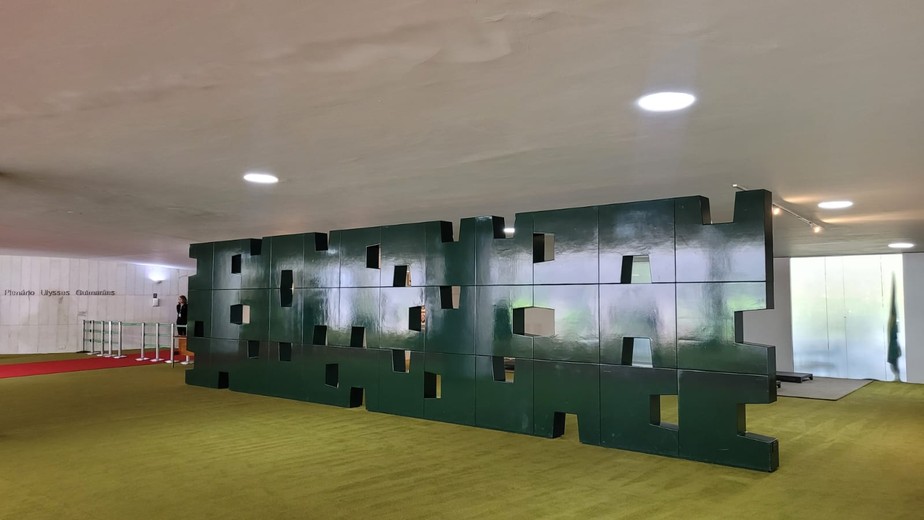 Muro Escultórico de Athos Bulcão é recolocado no Salão Verde da Câmara dos Deputados
