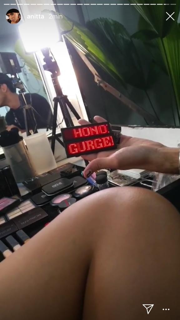 Anitta usará brinco de led com nome de Honório Gurgel (Foto: Reprodução / Instagram)
