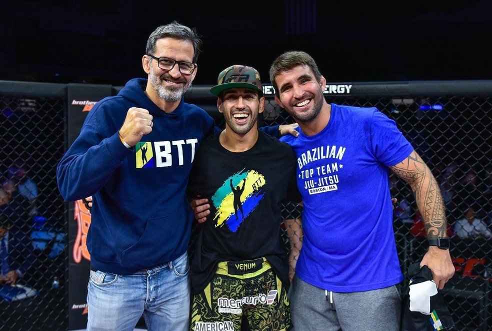 José Delano (centro) entre os treinadores Murilo Bustamante (esq.) e Vitor Pimenta (dir.) no LFA 133 — Foto: Divulgação
