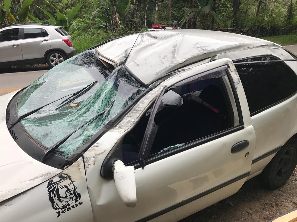 Carro ficou destruído após capotar na SP-50 — Foto: Pedro Melo/TV Vanguarda