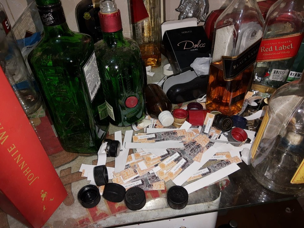 Policiais também encontraram vários rótulos e selos falsos — Foto: Polícia Militar/Divulgação