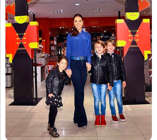 A estilista Jessica Mulroney com os filhos (Foto: Instagram)