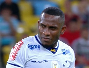 Willians e Paulo André não enfrentam Goiás, mas lateral chileno Mena volta