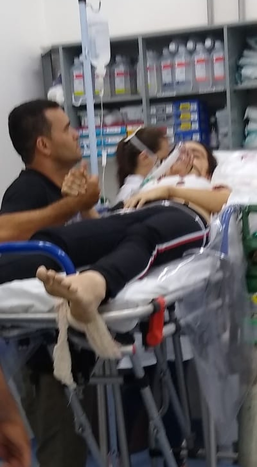 Suspeito de atirar em ex-namorada no RN aparece em foto segurando a mão da vítima no hospital após o crime — Foto: Redes Sociais