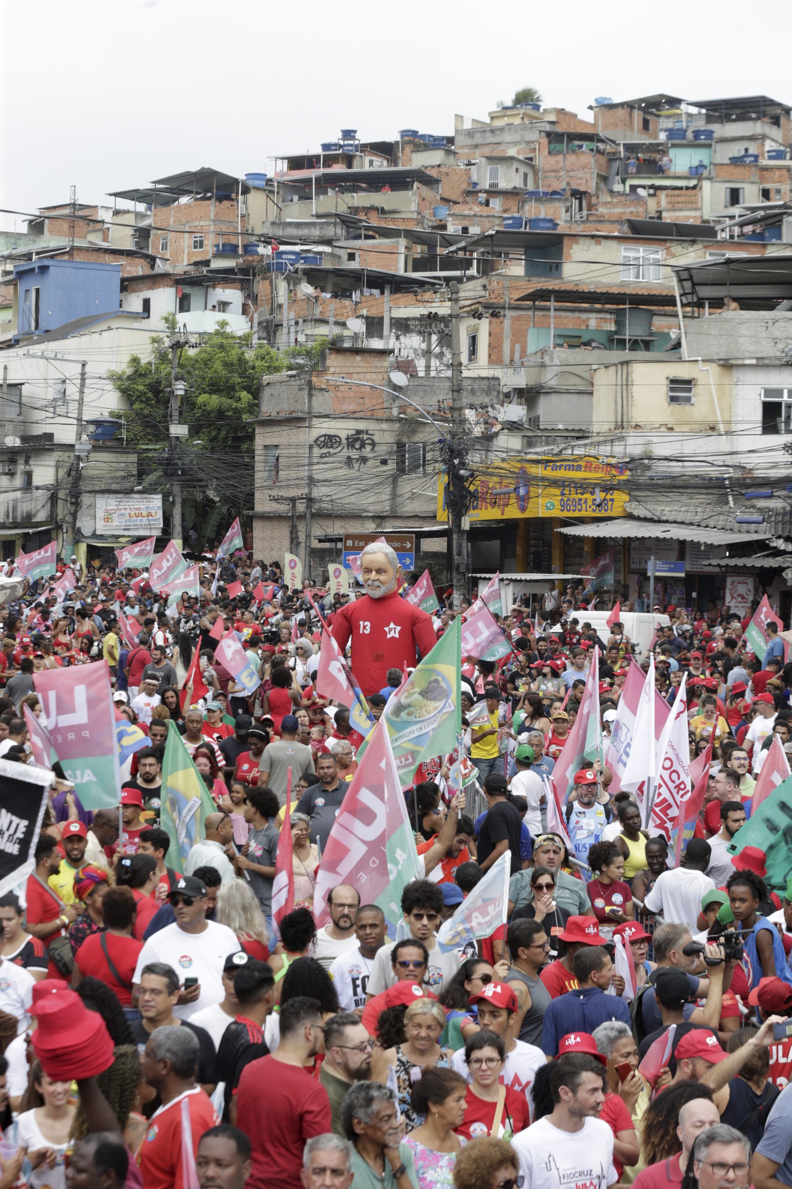 Caminhada de Lula em campanha pelo segundo turno no Complexo do Alemão — Foto: Domingos Peixoto/Agência O Globo