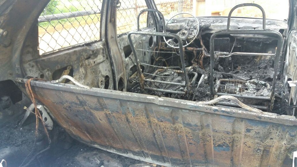 Veículos ficaram totalmente destruídos (Foto: Lidson Almeida/Rede Amazônica Acre)
