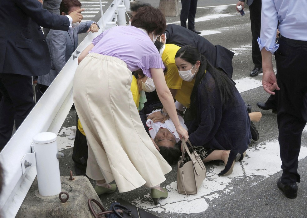 Ex-primeiro ministro japonês, Shinzo Abe, no chão após ser atacado — Foto: Kyodo via REUTERS