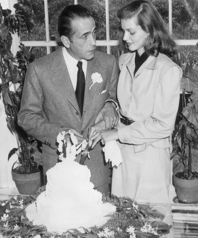 21st May 1945:  Married American actors Lauren Bacall and Humphrey Bogart (1899 - 1957) cut the cake at their wedding.  (Photo by Hulton Archive/Getty Images) (Foto: Getty Images)
