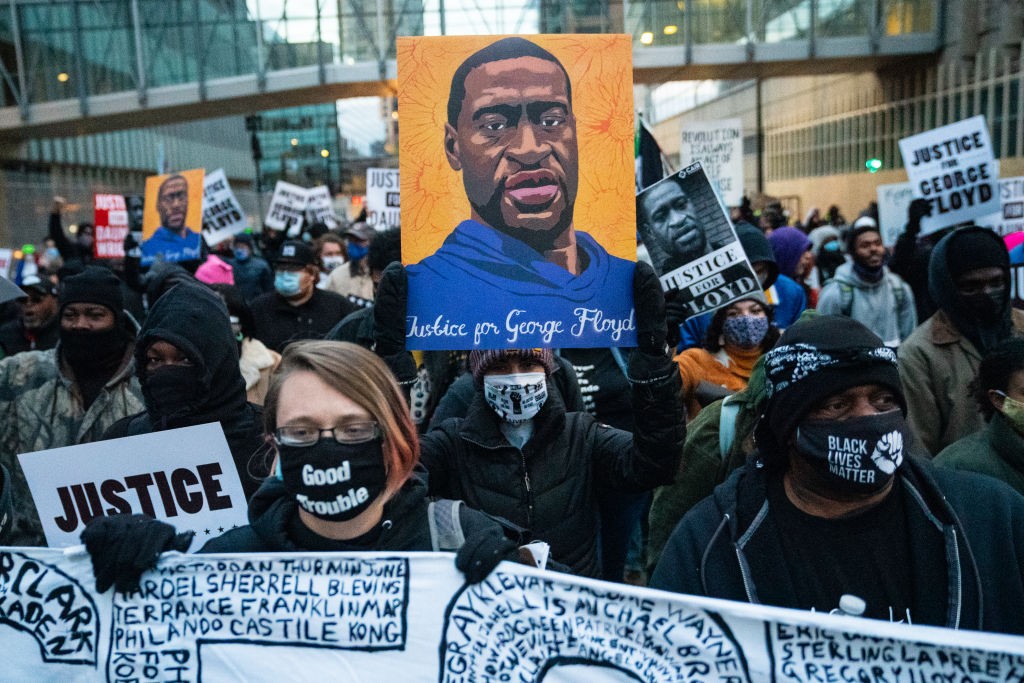 MINNEAPOLIS, MN - APRIL 19: Protesters march around downtown Minneapolis near the courthouse calling for justice for George Floyd after closing arguments in the Chauvin trial has ended on Monday, April 19, 2021 in Minneapolis, MN. (Jason Armond / Los Ange (Foto: Los Angeles Times via Getty Imag)
