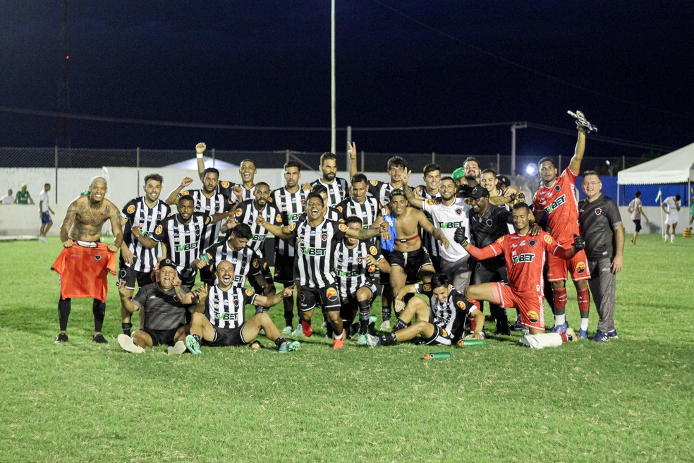 Jogadores do Botafogo-PB comemorando a vitória sobre o Nacional de Patos e a classificação às semifinais do Campeonato Paraibano — Foto: Cristiano Santos / Botafogo-PB