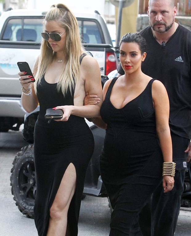 Khloé Kardashian e Kim Kardashian (Foto: Grosby Group)