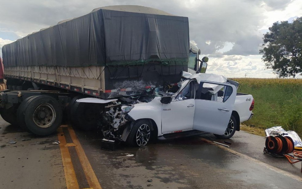 Acidente entre caminhão e caminhonete deixa mortos em Goiás — Foto: Divulgação/Polícia Rodoviária Federal