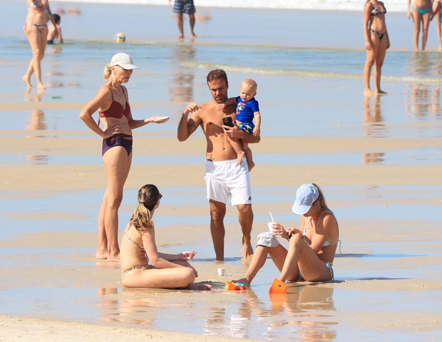 Roger Flores e Betina Korbes Schmidt curtem praia com o filho Tom no Rio (Foto: Fabricio Pioyani/AgNews)