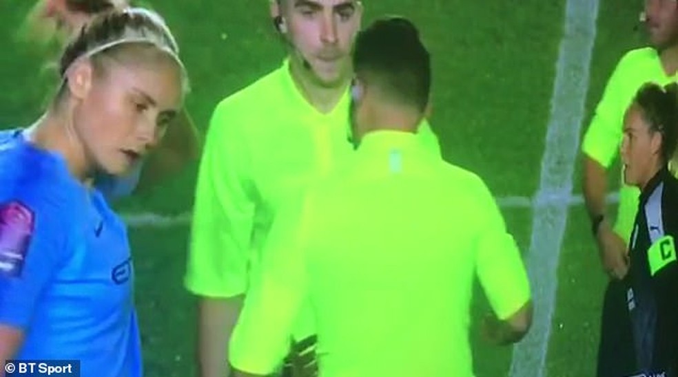 Juiz David McNamara Ã© suspenso na Inglaterra por improvisar "pedra, papel e tesoura" â Foto: ReproduÃ§Ã£o / BT Sport