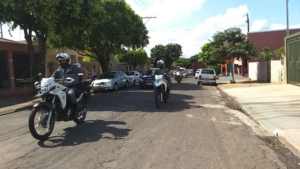 Corpo do policial militar Daniel Alves de Lima foi sepultado na tarde desta terça-feira (20), em Presidente Prudente — Foto: Stephanie Fonseca/G1