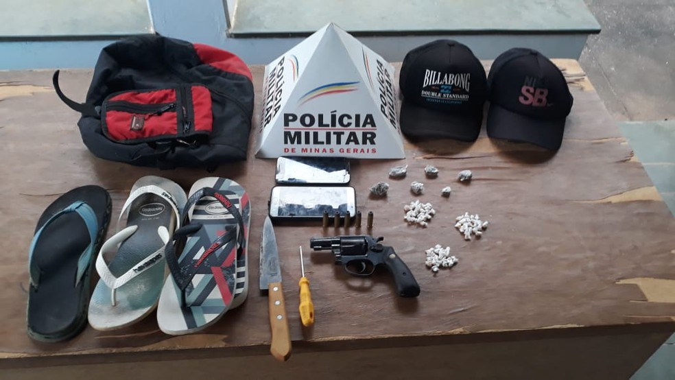 PolÃ­cia apreendeu drogas, arma e muniÃ§Ãµes â€” Foto: PolÃ­cia Militar/ DivulgaÃ§Ã£o