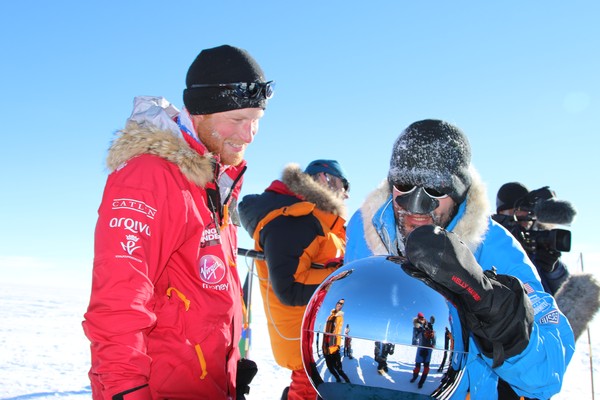 Uma foto da viagem do Príncipe Harry ao Pólo Sul após ser treinado pelo amigo e mentor Jules Roberts (Foto: Getty Images)
