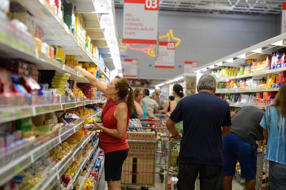 Consumidores compram alimentos em mercado