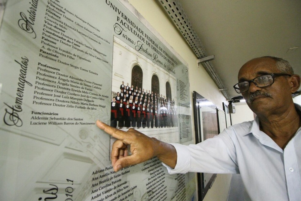 Aldemir coleciona homenagens de alunos da UFPE em placas de formatura (Foto: Marlon Costa/Pernambuco Press)