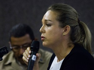 7/5/2013 - Claudia Dantas, suposta amante de PC, diz ao júri que eles tiveram encontros (Foto: Jonathan Lins/G1)