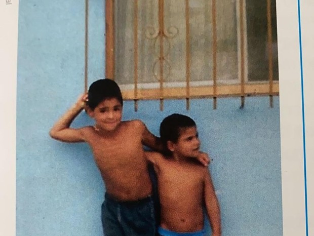 Gabriel Medina parabeniza irmão e recria foto de infância (Foto: Reprodução/Instagram)