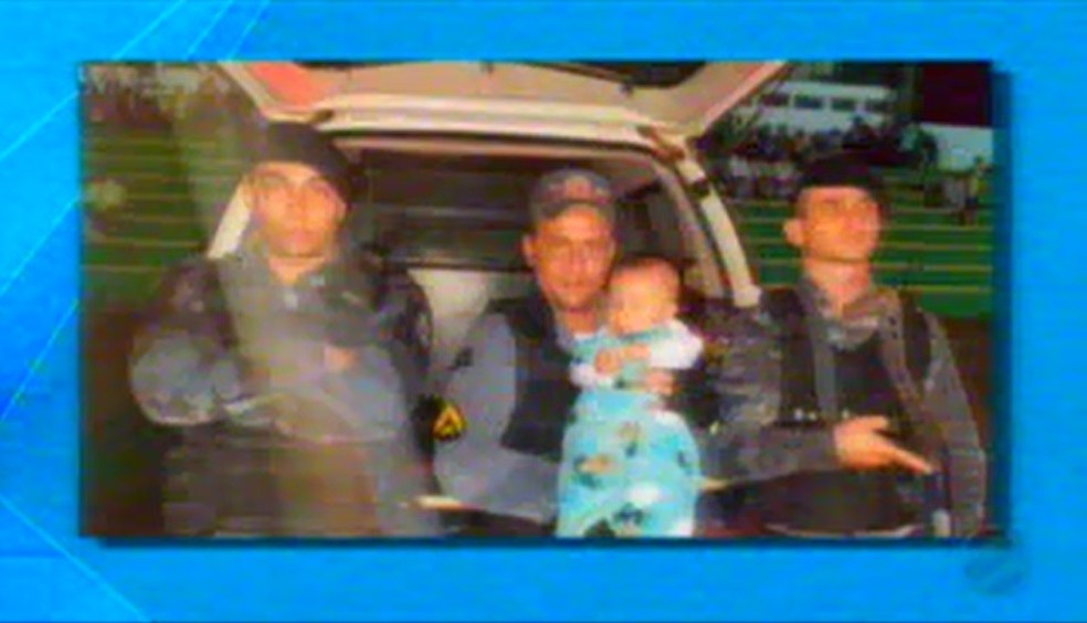 Policiais protegem bebÃª em MT â Foto: TVCA/ReproduÃ§Ã£o