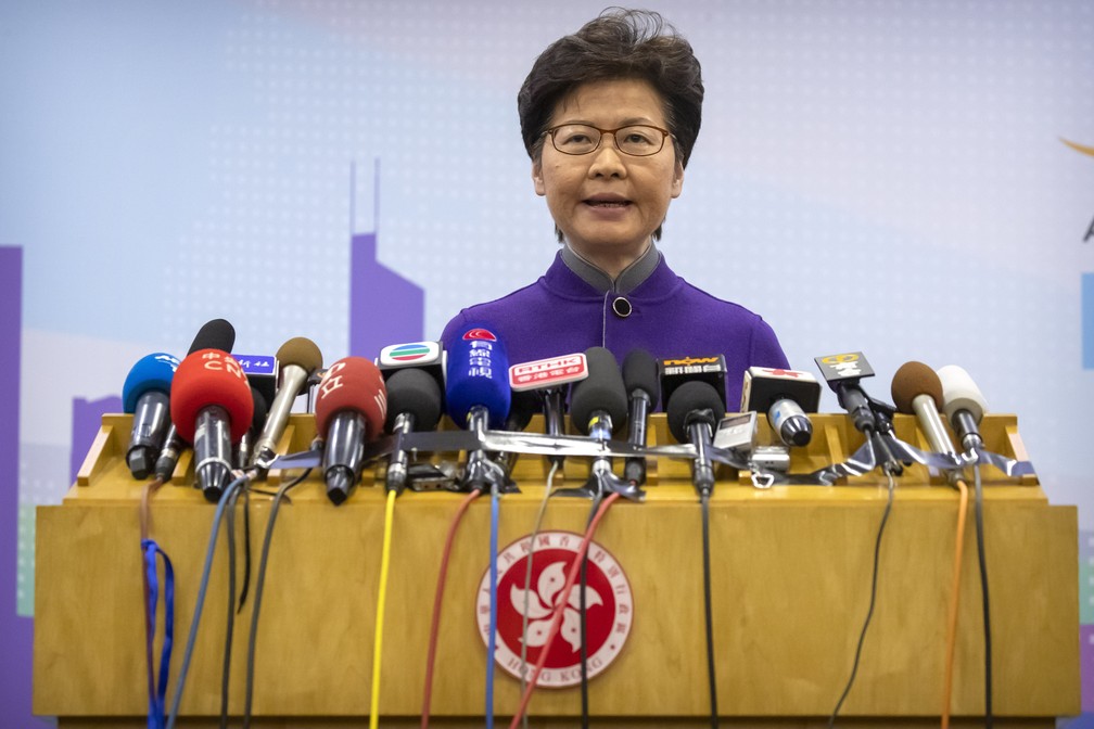 A líder de Hong Kong, Carrie Lam, em entrevista coletiva no dia 6 de novembro. — Foto: Mark Schiefelbein/AP