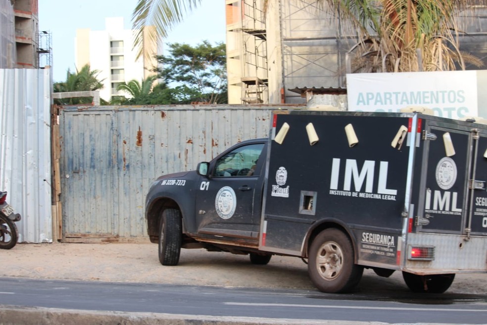 Viatura do Instituto Médico Legal (IML) no Piauí — Foto: Lívia Ferreira/G1 PI