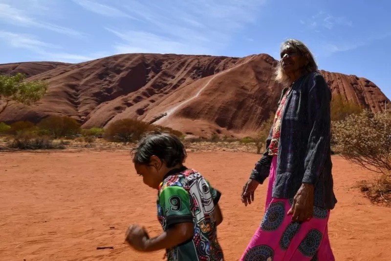 Para os aborígenes locais, o monólito vermelho de Uluru é um lugar sagrado (Foto: Gwtty Images via BBC News Brasil)