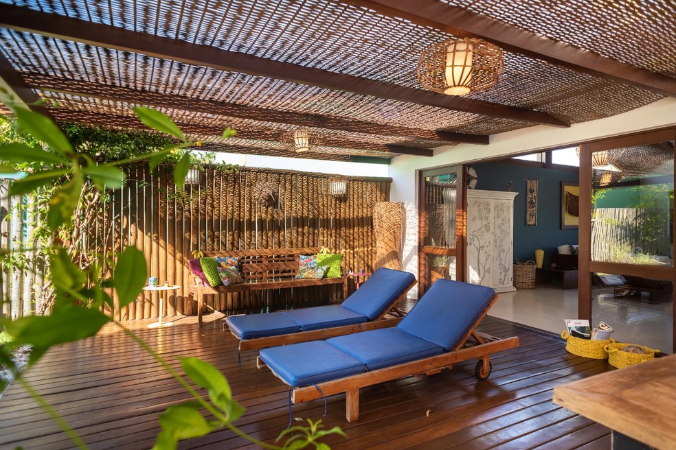 Para o pergolado da casa em Porto Seguro, BA, o escritório Conrado Ceravolo Arquitetos especificou a madeira tatajuba serrada com uma cobertura que combina policarbonato e palha — Foto: Adriano Escanhuela