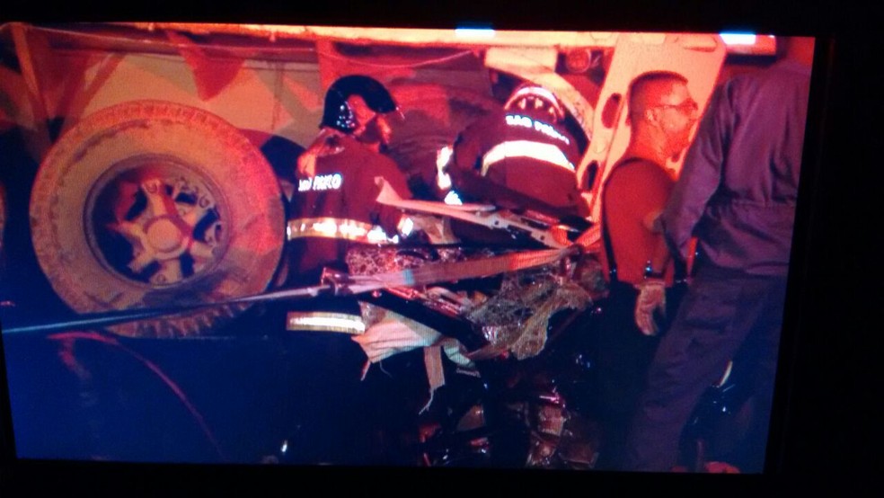 Carreta teria ficado atravessada na pista porque perdeu o freio, segundo seu motorista (Foto: Ricardo Freitas/TV TEM)