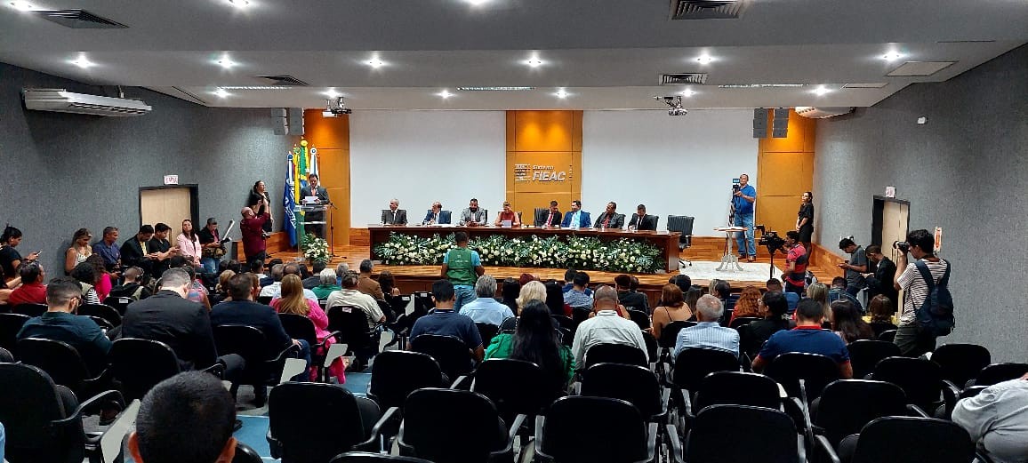 Novos vereadores e mesa diretora são empossados na Câmara de Rio Branco