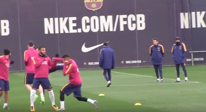 Neymar e Rafinha trocam (ou pelo menos tentam) golpes de boxe em treino do Barça (Foto: Reprodução)