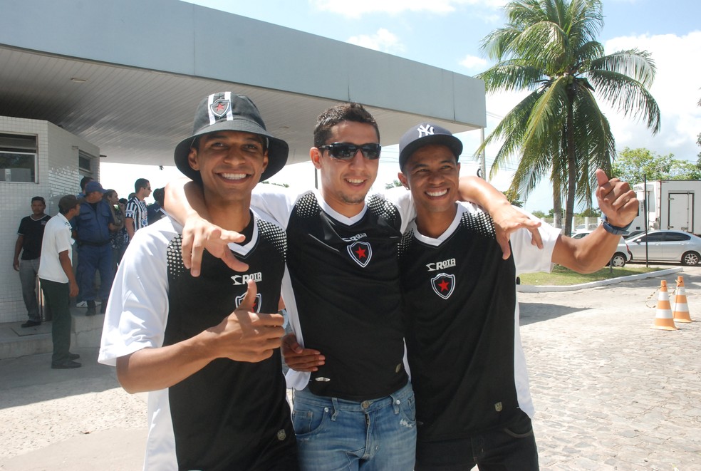 F�bio Neves (primeiro � direita) posa ao lado de Pio e Ferreira, em 2013, ap�s a conquista do acesso � Serie C pelo Belo � Foto: Lucas Barros / Globoesporte.com/pb