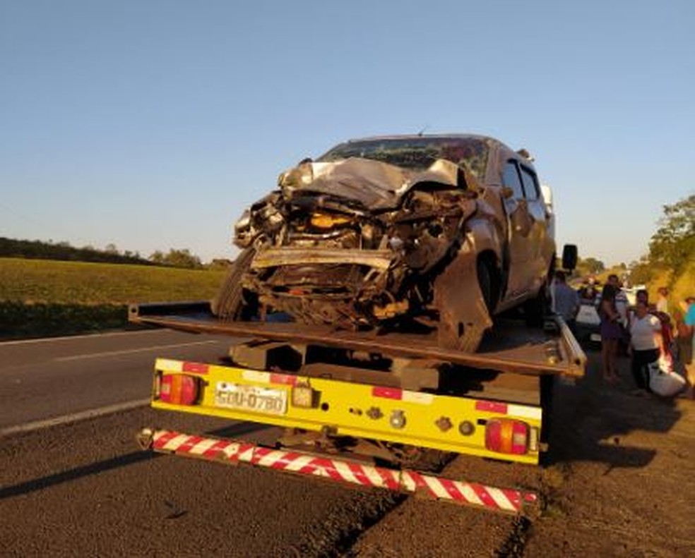 Motorista e duas crianças foram socorridas depois de acidente na Rodovia Castello Branco, em Porangaba (SP). — Foto: Leonardo Camargo