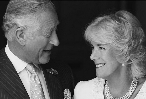 A foto divulgada pelos assessores da Família Real Britânica celebrando o aniversário de 14 nos de casamento do Príncipe Charles com a duquesa Camila (Foto: Instagram)