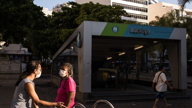 Mulheres usam máscaras contra o coronavírus no Rio de Janeiro (Foto: Pedro Prado/picture alliance via Getty Images)