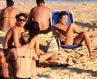 Jesuíta Barbosa curte dia de praia com affair no Rio