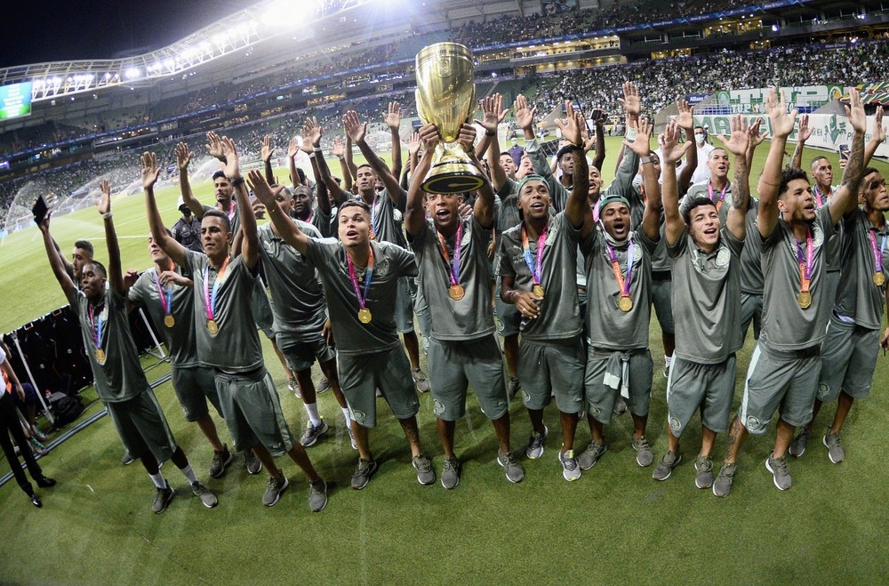 Garotos do Palmeiras vão a jogo do time profissional e dão volta olímpica com a taça da Copinha