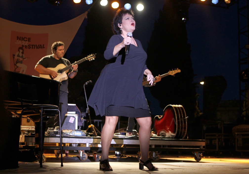 Maurane durante apresentaÃ§Ã£o em Nice's Jazz Festival, em julho de 2010 (Foto: Valery HACHE / AFP)